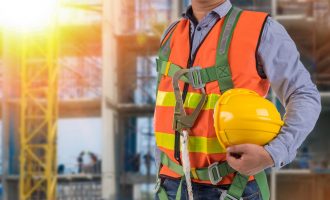 Rrëzohet nga tri metra lartësi