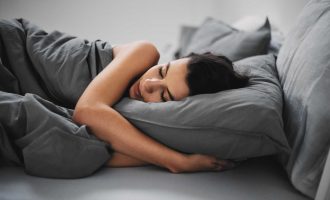 Gjumi juaj sonte ndikon në mënyrën se si reagoni ndaj stresit nesër