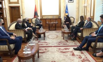 Osmani takohet me disa deputetë shqiptarë