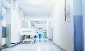 Një burrë i shtruar për trajtim për Covid, rrahet për vdekje nga një tjetër pacient