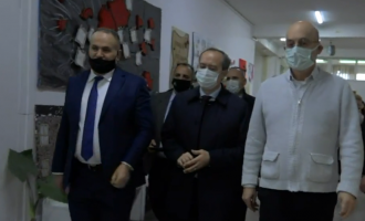 Hoti shprehet optimist për gjysmë-vjetorin e dytë në shkolla