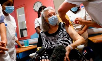 Filluan vaksinimet e para ndaj COVID-19 në Itali dhe Austri