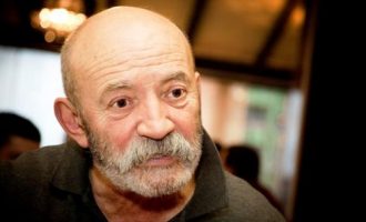 Një mesazh prekës nga Çun Lajçi – ai po humb dëgjimin