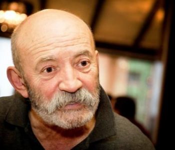 Një mesazh prekës nga Çun Lajçi – ai po humb dëgjimin