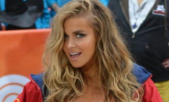 Carmen Electra tregon të fshehtat e bukurisë së saj të pamoshë