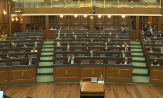 VV sërish proteston në Kuvend kundër prezencës së Driton Selmanajt