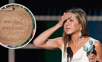 Një stoli në pemën e Krishtlindjes së Jennifer Aniston, shkaktoi debat në internet