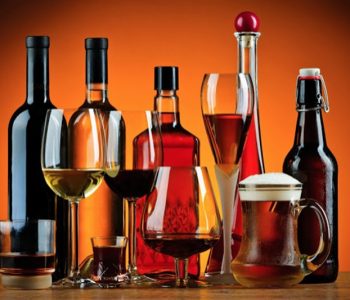 Këto janë moshat kur konsumimi e alkoolit është veçanërisht i rrezikshëm për trurin