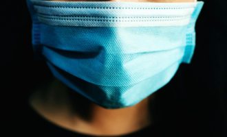 COVID-19: Vënia e një maske të përdorur është më e rrezikshme se mosvënia e maskës