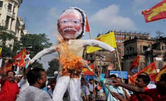 Pse po protestojnë mijëra fermerë indianë?