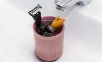 Gjërat që nuk duhet mbajtur assesi në banjë