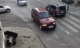 Kryetari i Pejës publikon videon e një gruaje që hedh mbeturina në rrugë dhe më pas i fotografon