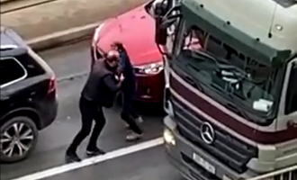 Aksident mes tri veturave në Prishtinë – Të aksidentuarit rrihen mes vete