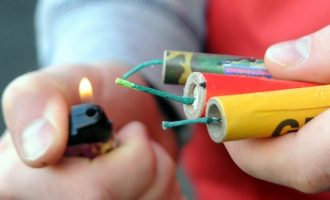 Drenasi ndalon gjuajtjen e mjeteve piroteknike