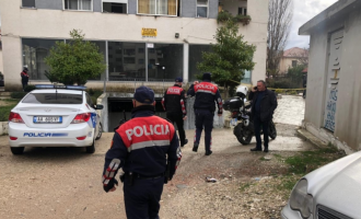 Tragjedi në Tiranë: 59 vjeçari vret të dashurën dhe motrën e saj