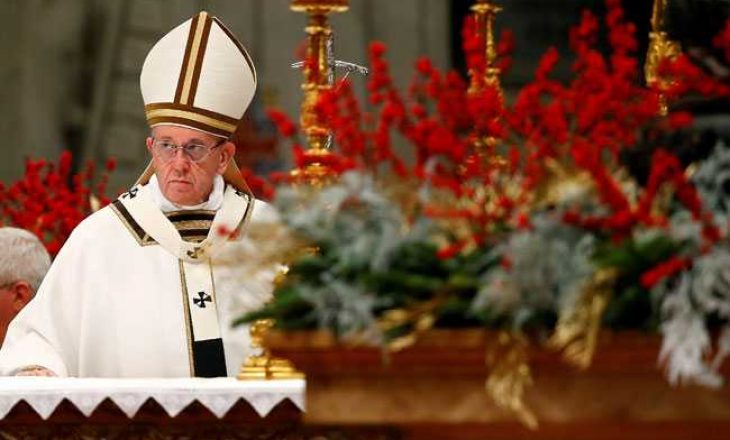 Papa Françesko: “Asnjë pandemi nuk mund të zbehë dritat e Krishtlindjes”