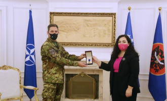 Ish-komandanti i KFOR-it, Rissi dekorohet me Medaljen Presidenciale Ushtarake