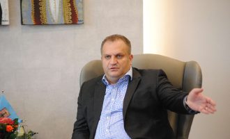 Ahmeti njofton për procedurat që duhet t’i kryejnë bizneset përfituese të granteve