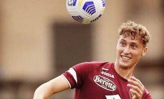 Mërgim Vojvoda zgjidhet futbollisti më i mirë në Kosovë nga FFK-ja