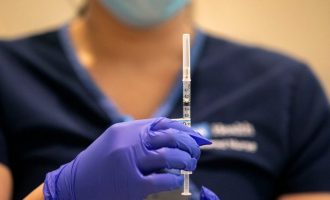 Vaksina Moderna mund të shkaktojë efekte anësore për ata me mbushës në fytyrë