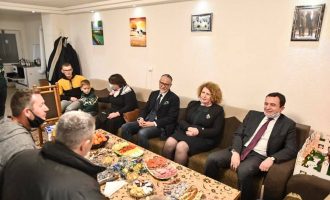 Vitia së bashku me Kurtin dhe Rozeta Hajdarin në Stubëll për të festuar Krishtlindjen