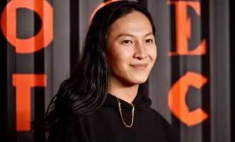 Dizajneri i shumë të famshmëve po përballet me akuza për ngacmim dhe sulm seksual