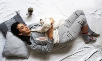 Arsyet pse nuk duhet te flini me pizhame të ngrohta (edhe në dimër)