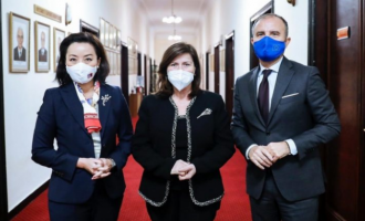 Ambasadorja amerikane në Shqipëri përshëndet vendimin e Metës për emrimin e anëtarit të gjashtë të Gjykatës Kushtetuese