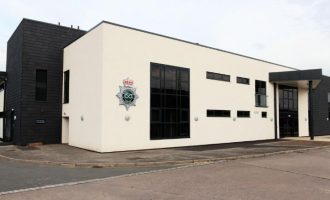 Hajdutët më fatkeqë të botës  – telefonuan policinë aksidentalisht gjatë grabitjes