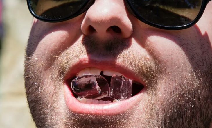 Përtypja e akullit është e dëmshme për dhëmbët tuaj