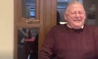 Babai që nuk përmban dot të qeshurën bëhet viral në rrjete sociale