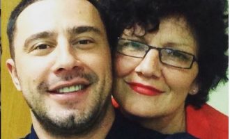 Pas vdekjes së nënës, Robert Berisha pauzon emisionin e tij