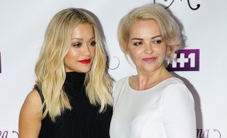 Rita Ora dhe nëna e saj gjatë viteve të rinisë ngjajnë si dy pika uji