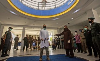 Indonezi: Nga 77 fshikullime me kamxhik për dy burrat që u zunë duke kryer marrëdhënie seksuale