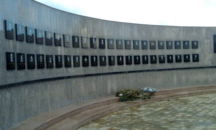 Vjosa Osmani sot bën homazhe te Kompleksi Memorial në Reçak