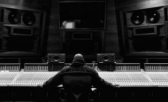 Producenti i njohur i shtrirë në spital, hajdutët tentojnë t’i plaçkitin shtëpinë