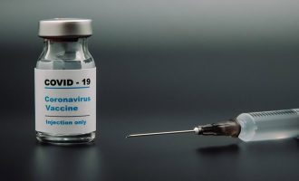 Mos besoni këto të pavërteta për vaksinën anti-COVID!