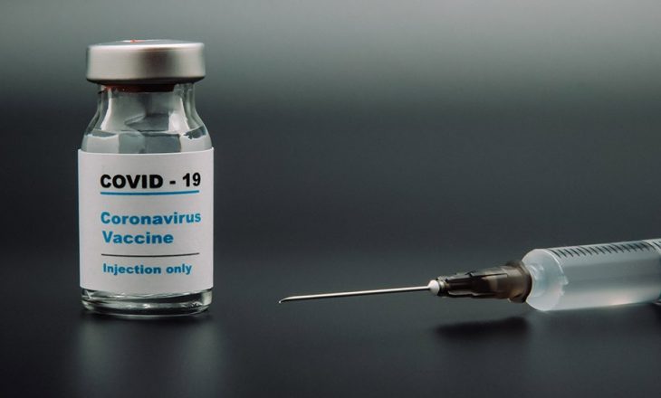Mos besoni këto të pavërteta për vaksinën anti-COVID!