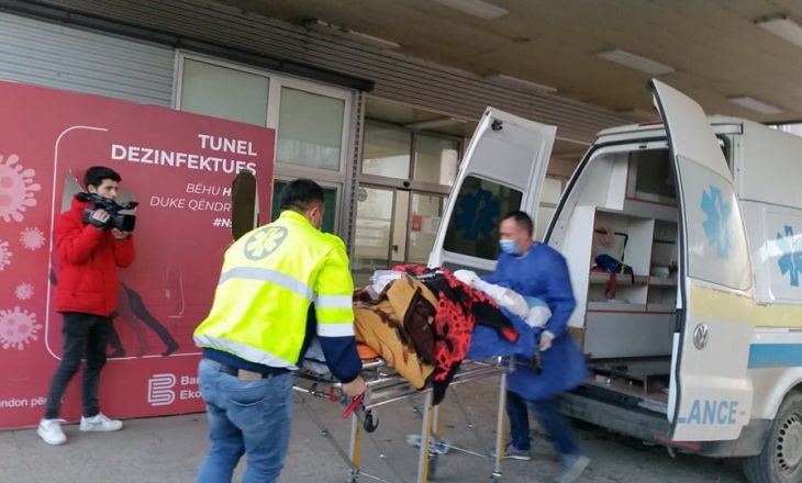 Publikohen pamjet kur të lënduarit nga shpërthimi në Ferizaj arrijnë në QKUK