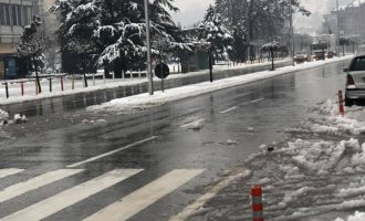 Reshjet e shiut bllokojnë disa rrugë në Gjakovë