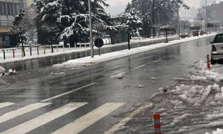 Reshjet e shiut bllokojnë disa rrugë në Gjakovë