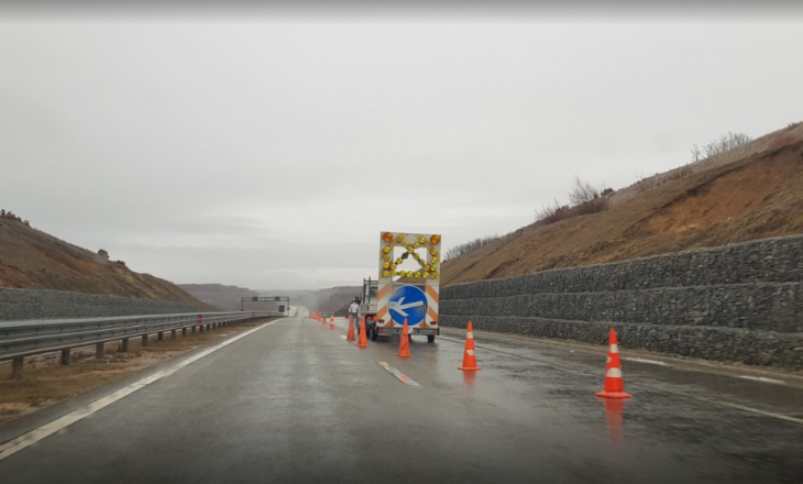 Rrëshqitje dheu në Autostradën “Ibrahim Rugova” si pasojë e reshjeve të shiut