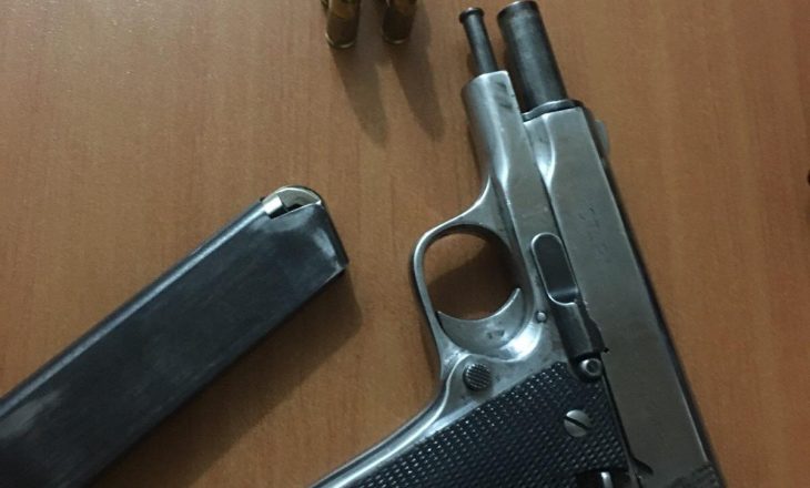 Policia sekuestron dy revole në Prishtinë