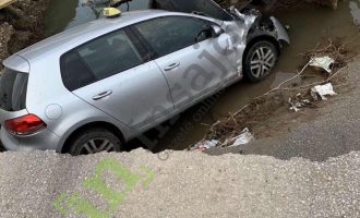 Bije një veturë poshtë urës në Istog, një person i lënduar