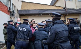 Frashër Krasniqi thotë se u rrahën nga policia, publikon foton e “policit që goditi Natyra Kuçin”