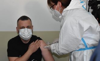 Ministri serb i Kosovës merr vaksinën anti-COVID’19 në Serbi