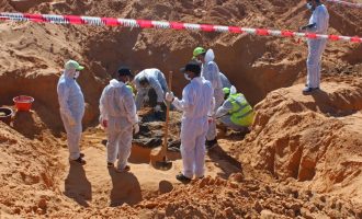 Dhjetë trupa të tjerë u zbuluan në varrezën masive të Libisë