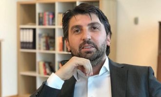 Ish-zëvendësministri i AAK-së thotë se do ta votojë VV-në