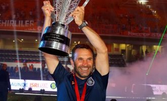 Basaksehir shkarkon trajnerin Okan Buruk