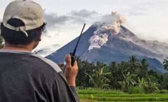 Vullkani indonezian lëshon lum lave në shpërthimin e ri